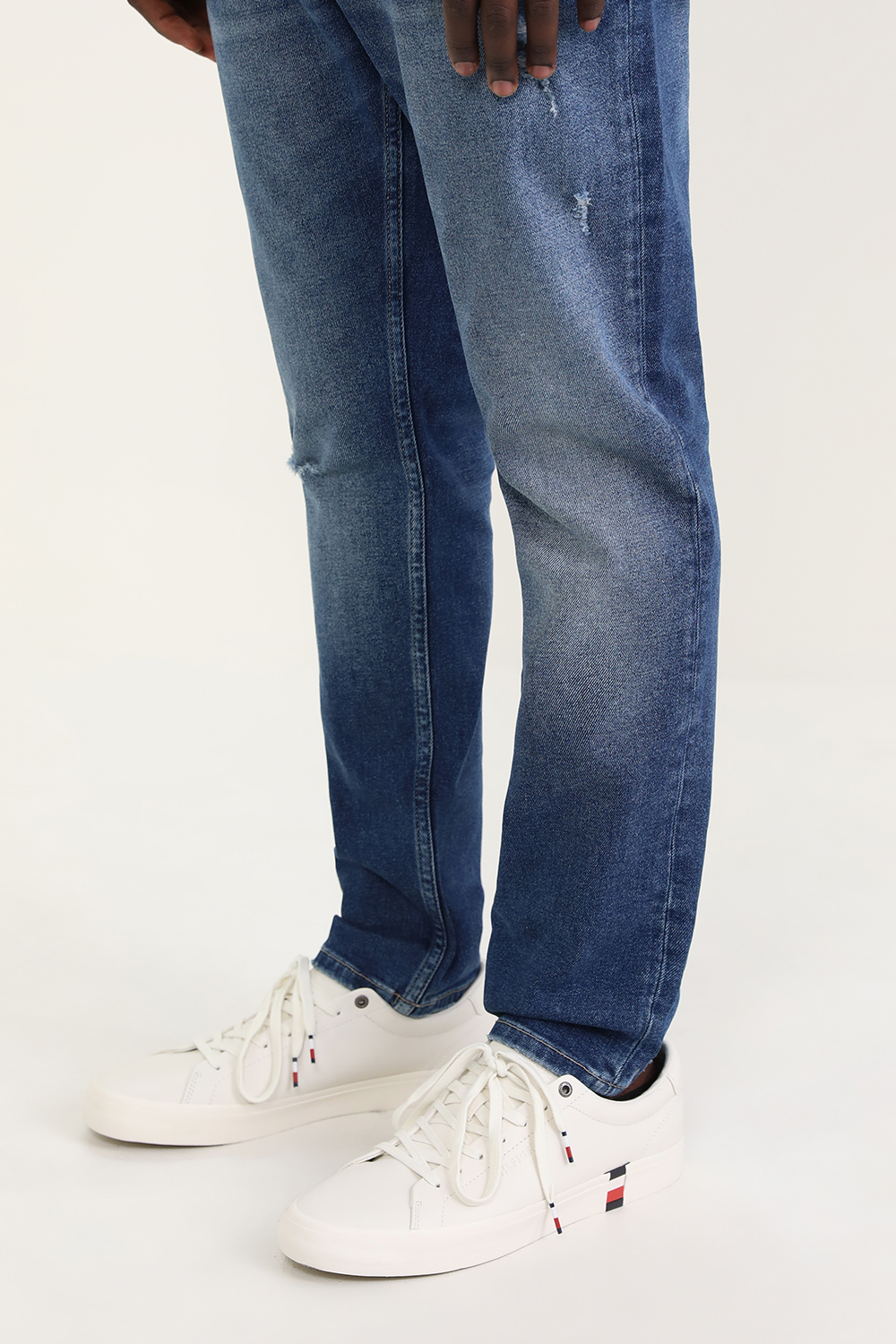 תמונת כל הלוק של סניקרס מעור עם דגל המותג